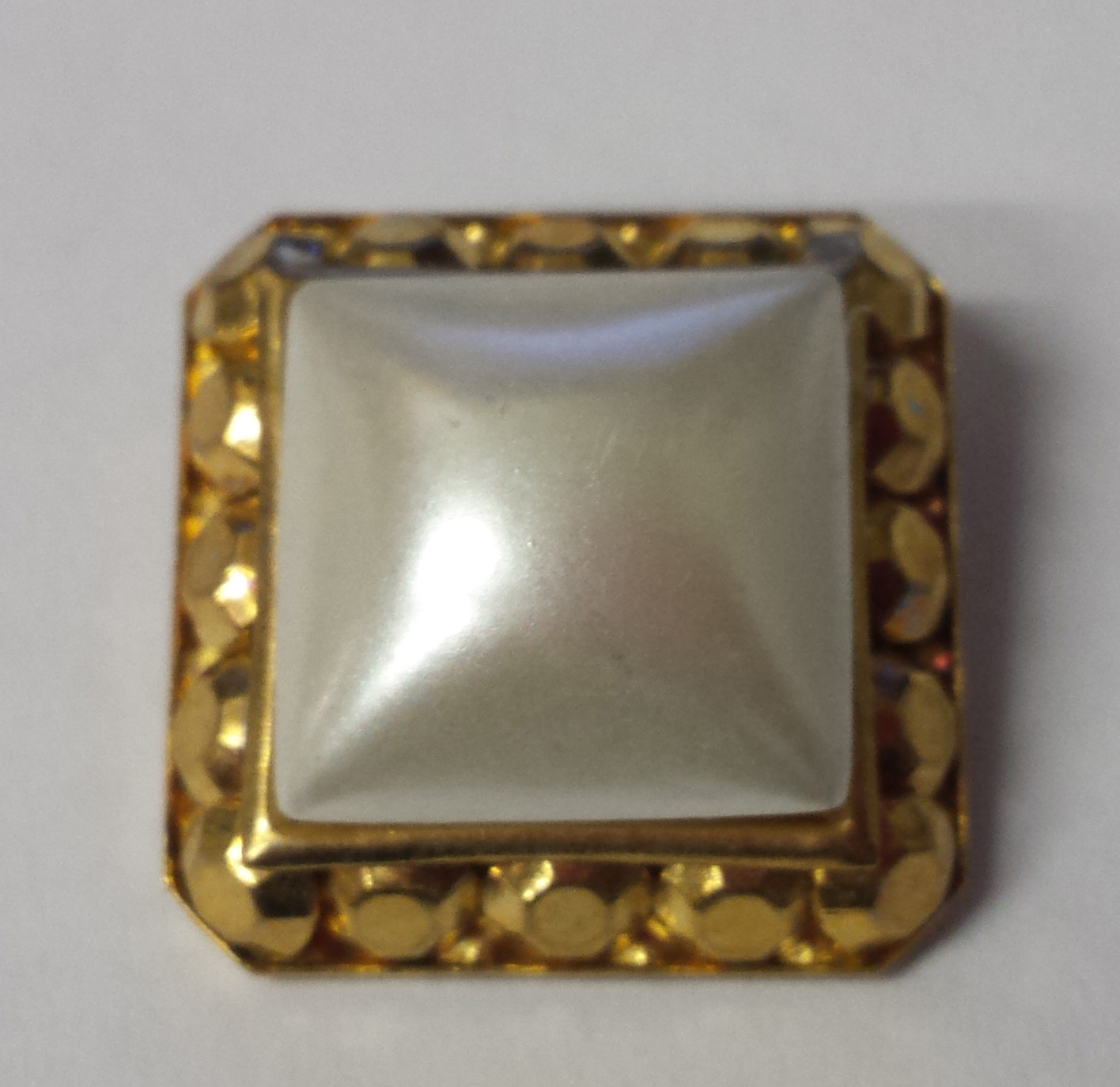 White with Gold Surround Dazzle Button - 3/4 inch #56002